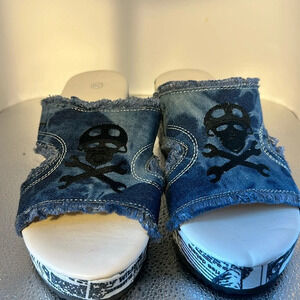 Wish adorable slip on clogs size 8. A medium dark denim mix with lighter denim.​